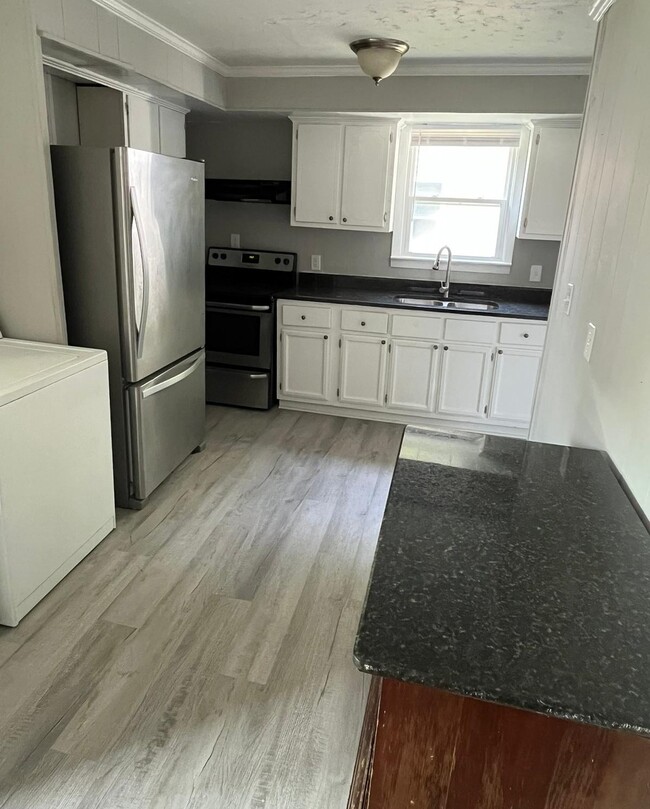 Kitchen (with newly-installed granite countertops) - 3418 Mike Rd