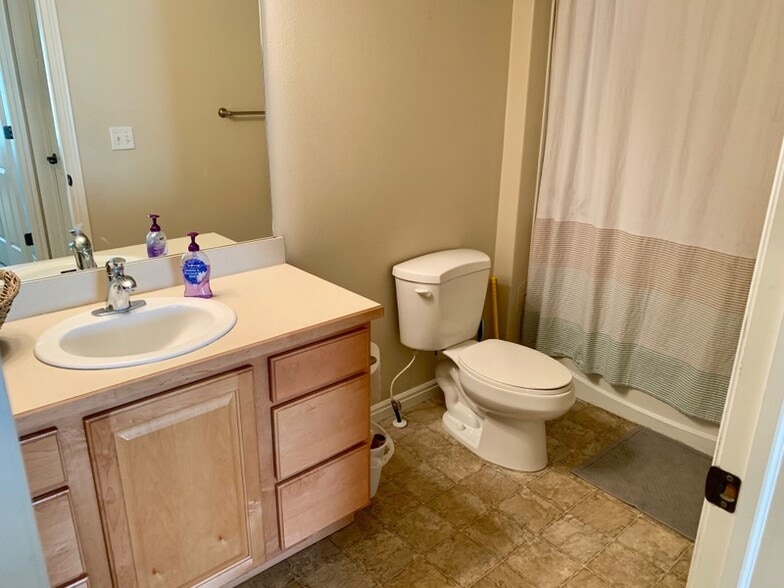 Building Photo - 1015 Canyon Meadow Dr