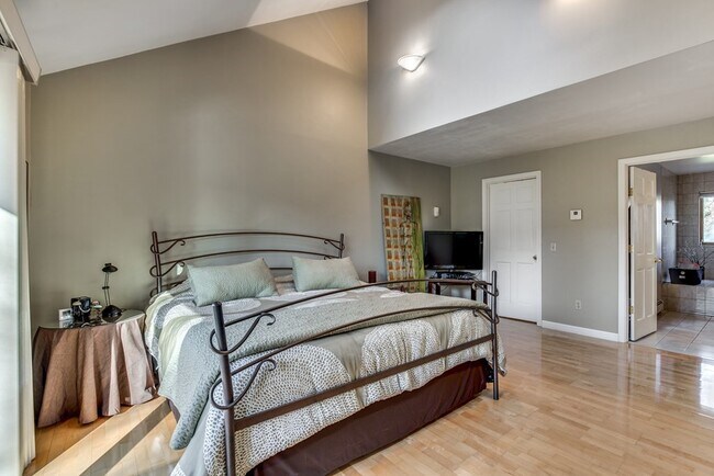 Building Photo - 11 Beethoven Ave