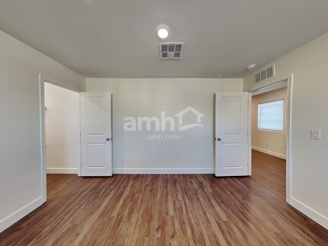 Building Photo - 831 Longwood Gdns St