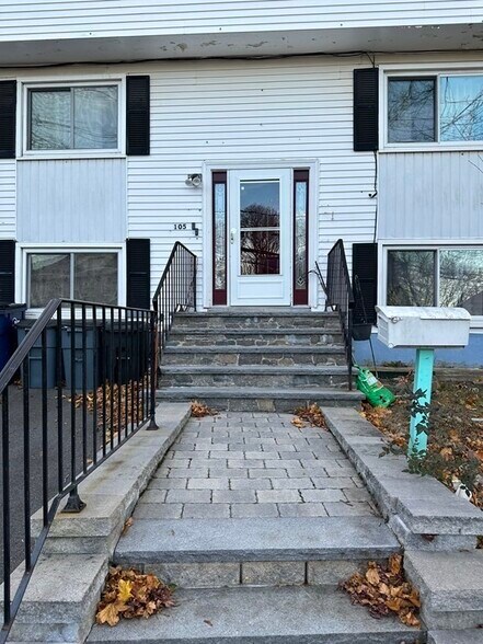 Primary Photo - 105 Metropolitan Ave