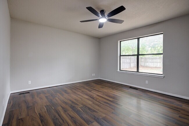 Building Photo - 605 Springwood St