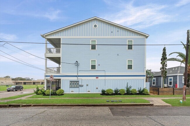 Building Photo - 1325 35th St