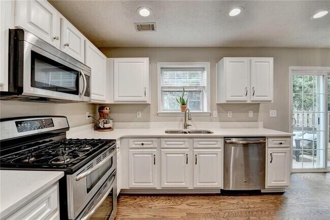 Building Photo - House 3 Beds 3 Baths