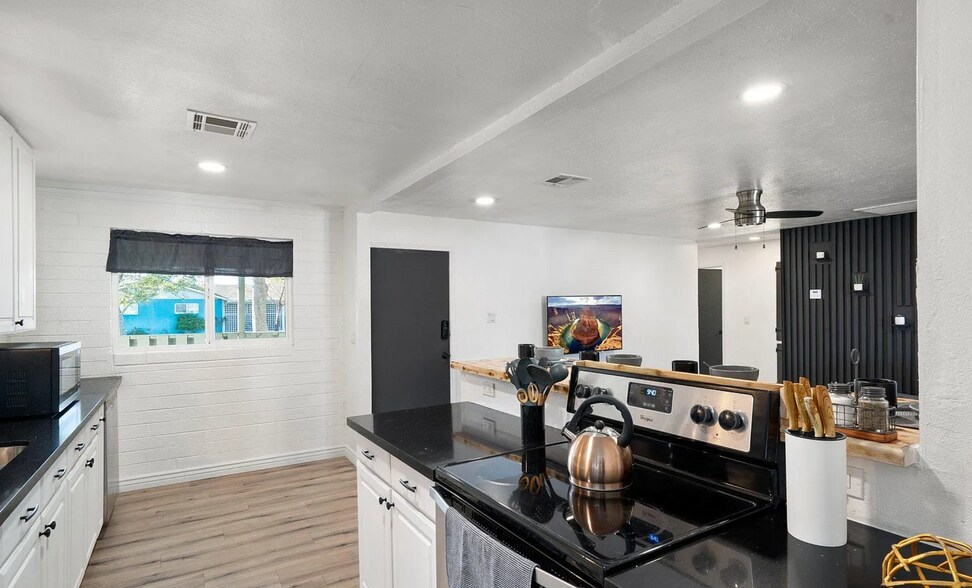 Building Photo - 3330 E Cypress St