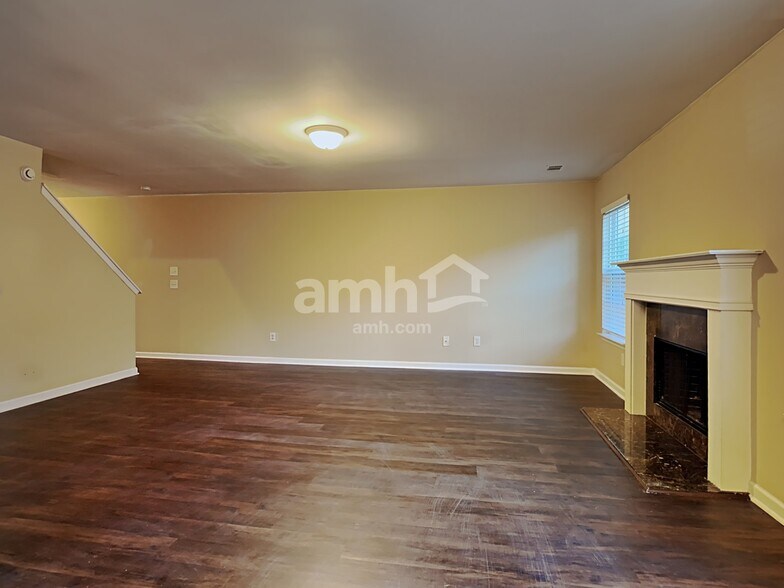 Building Photo - 2920 Mayfair Dr