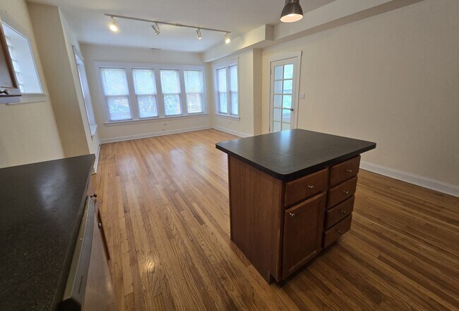 Building Photo - 4926 N Albany Ave