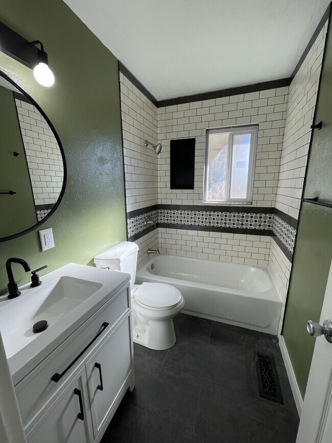 Building Photo - 1055 E 15th N St