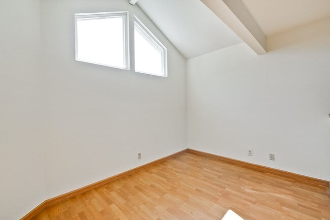 Building Photo - Hardwood Floors- A/C- Full Bedroom and Bath on First Floor: Fresh Paint