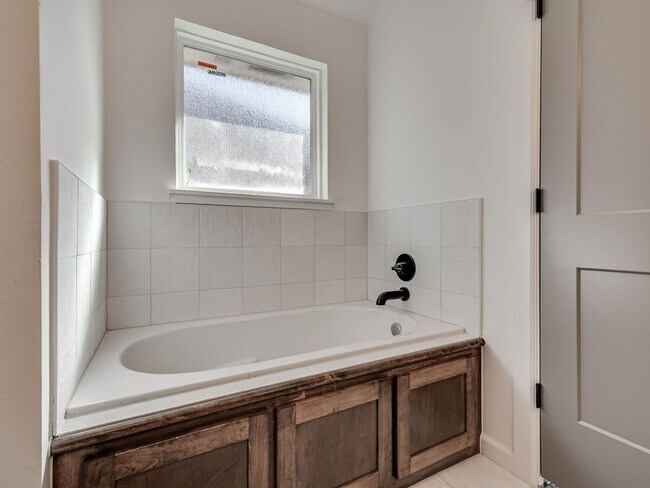 Building Photo - Brand New Home in Noble!