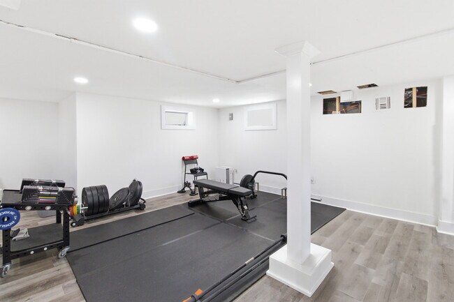 Building Photo - 925 Plainfield Ave