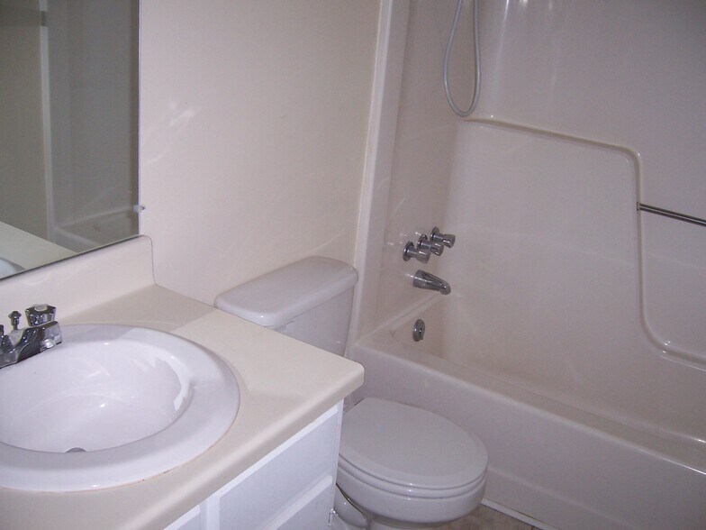 Building Photo - 523 Meadowview Dr