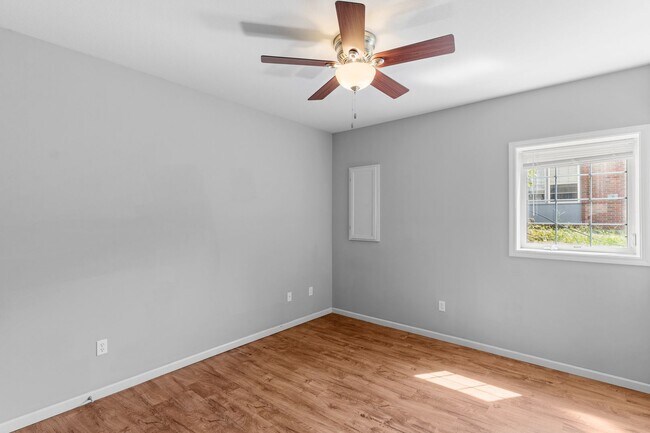 Building Photo - 3BR/2BA ON EAST CAMPUS!