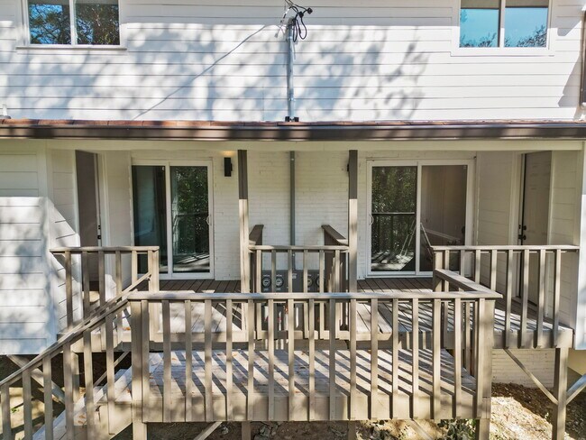 Building Photo - 400 Gallery Ln