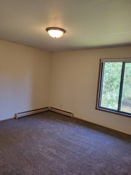 Building Photo - 689 Evans St