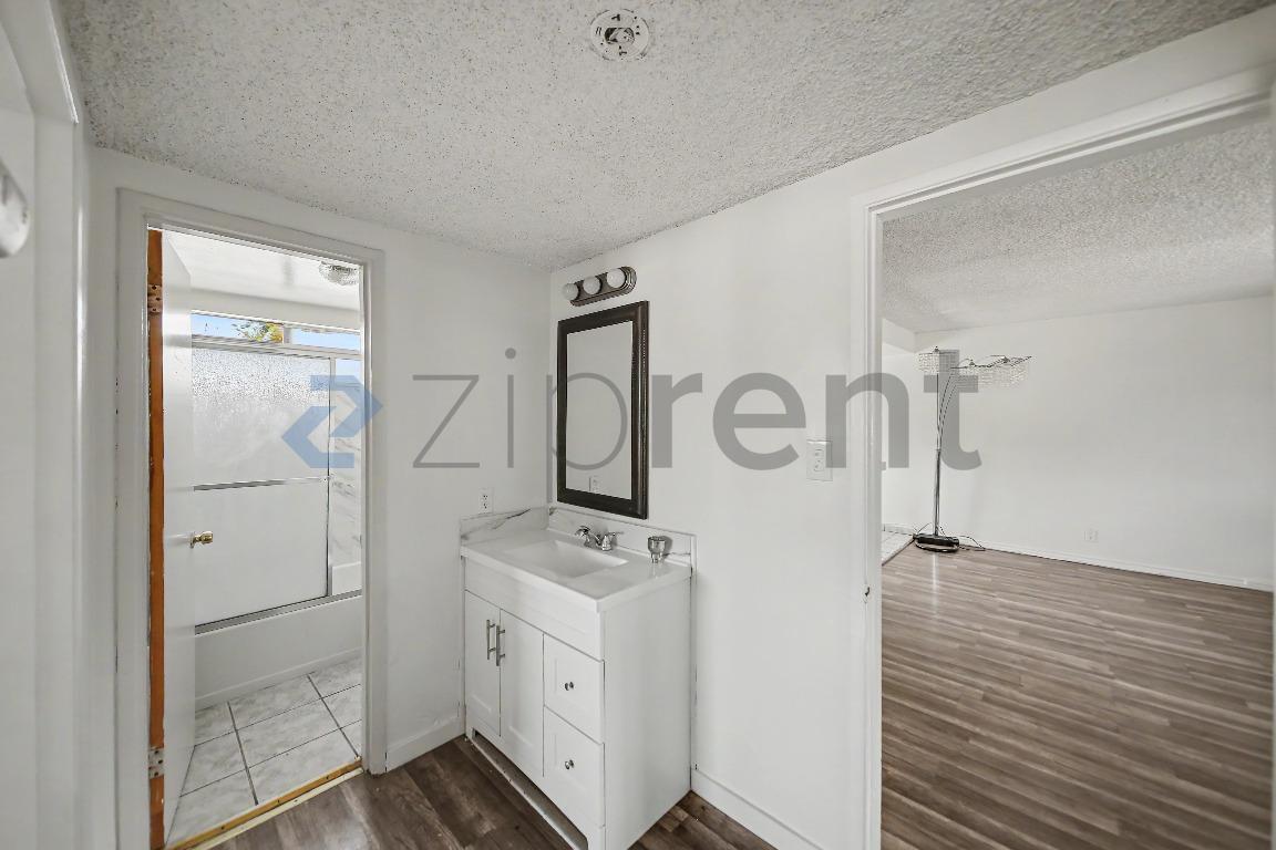 Building Photo - Unit C