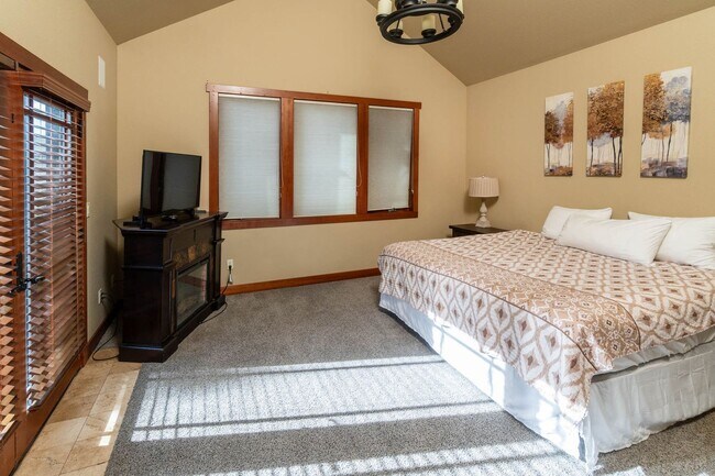 Building Photo - Large spectacular home with all the bells and whistles