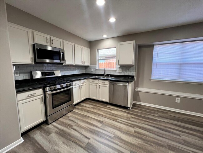 Building Photo - 2427 Halstead Dr