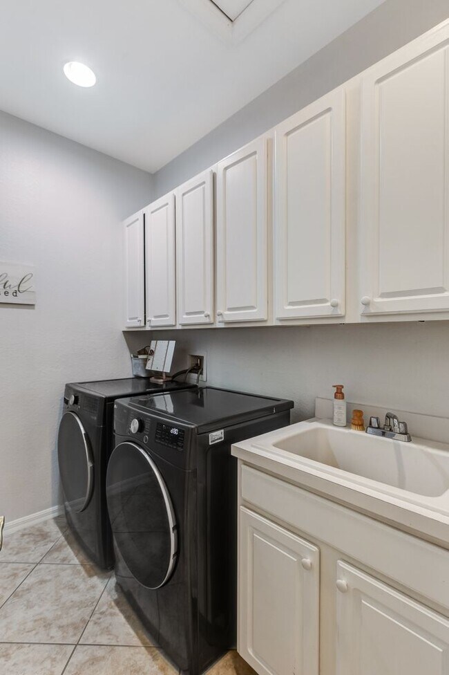 Building Photo - ** REFLECTION LAKES ** 4 BED / 2 BATH - PO...