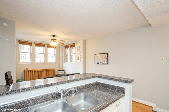 Building Photo - 647 W Sheridan Rd