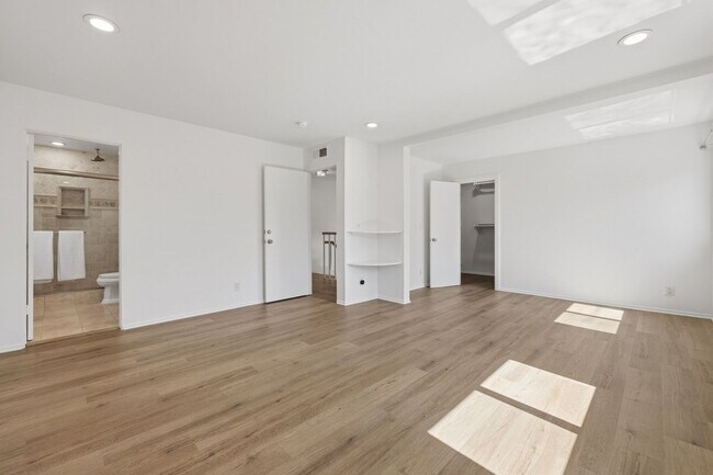 Building Photo - 5658 Slicers Cir
