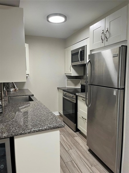 Building Photo - 528 Golden Raintree Pl