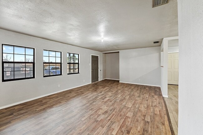 Building Photo - 1401 E 18th St