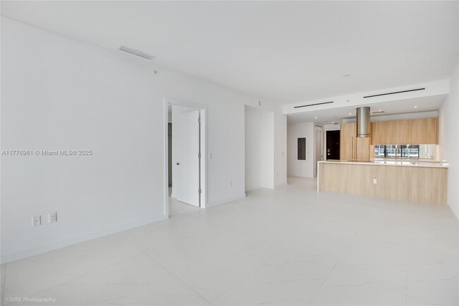 Building Photo - 9901 W Bay Harbor Dr