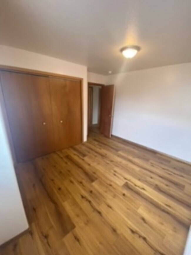 Building Photo - 2 Bedrooms 1 Bathroom 4 Plex - Belgrade