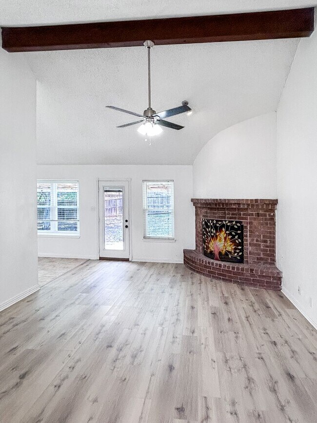 Building Photo - Inviting Northwest San Antonio Home - Fireplace, Office Flex, & Mature Trees