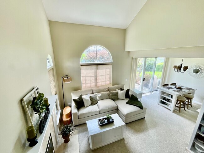 Building Photo - 547 Woodcrest Dr