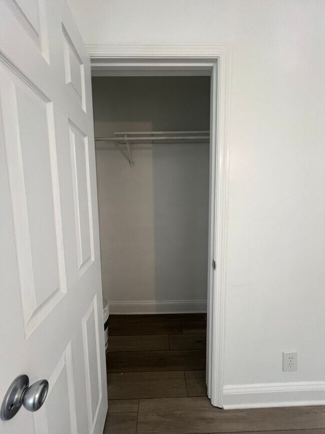 Building Photo - Beautiful renovated 1 bedroom Condo with River Views!