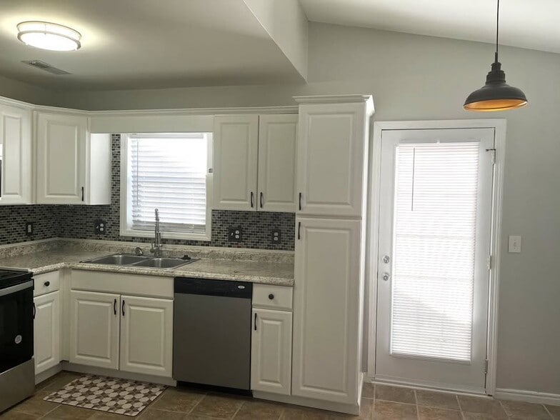 Building Photo - 619 Varsity Dr