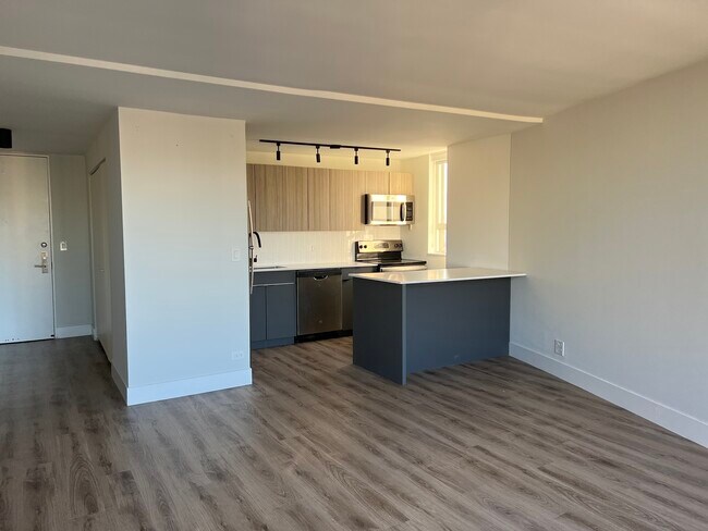 Building Photo - 2 E Oak St