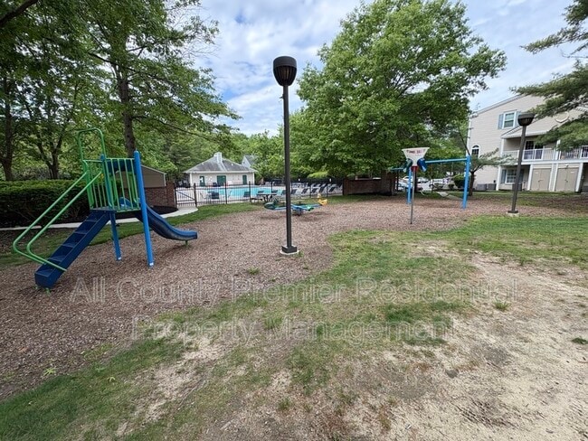 Building Photo - 60 Versailles Ct