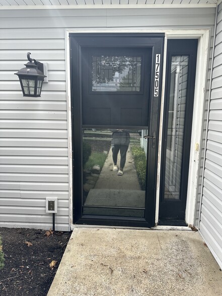 Front entryway - 17505 Drake Rd