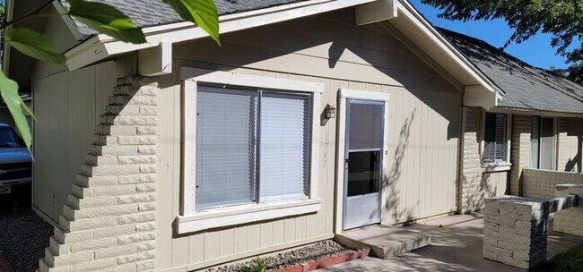 Primary Photo - 1747 London Cir