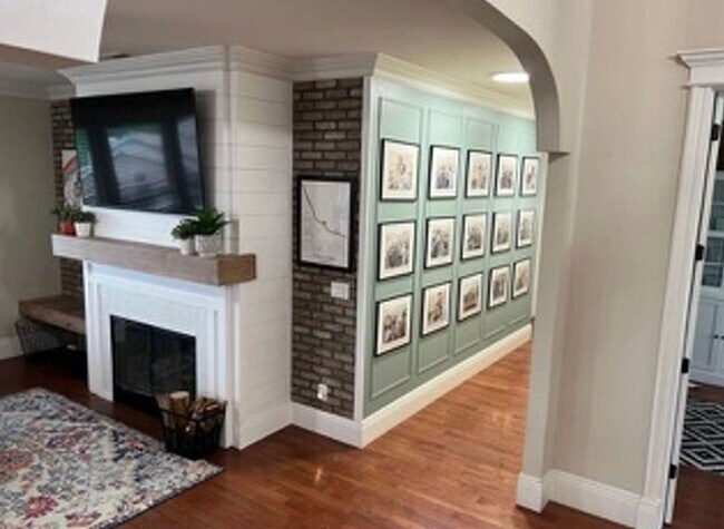 Building Photo - Beautiful, 6 Bedroom Home!