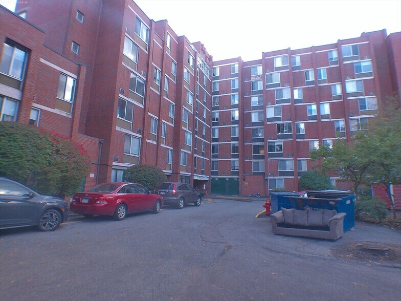 Building Photo - 546 Centre St