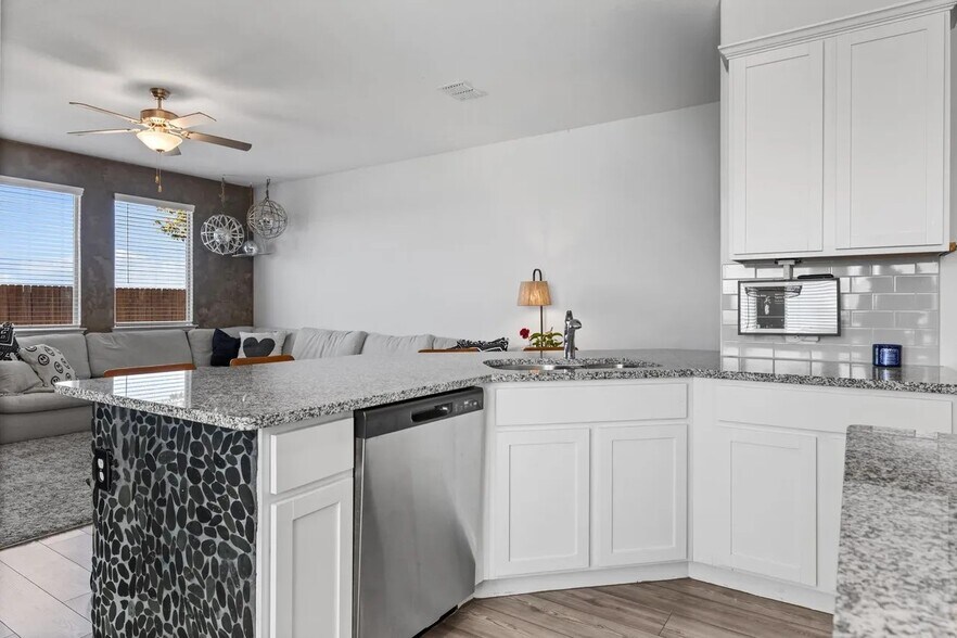 Building Photo - 7101 Crepe Myrtle Ave