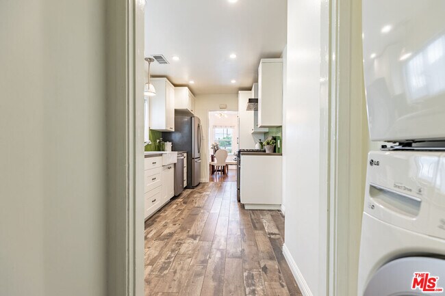Building Photo - 5732 Vesper Ave