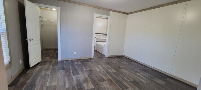 Building Photo - Very nice 3 bedroom/2 bath mobile home in Willow Oak Mobile Home Park in Keithville!