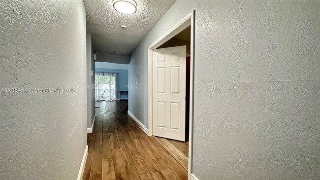 Building Photo - 566 SW 20th Ct
