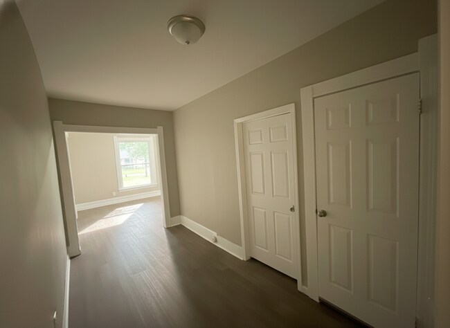 Building Photo - 1155 W 9th St