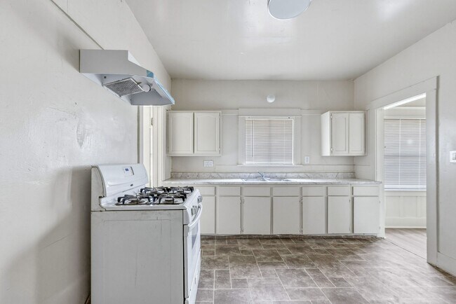 Building Photo - Spacious 1BR + 2.5BA Near USC and DTLA | First Floor Unit