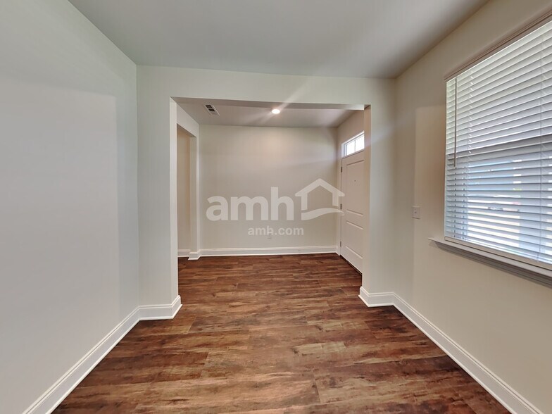 Building Photo - 5223 Valor Dr