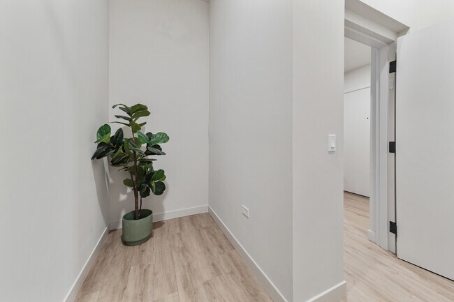 Building Photo - 1550 W Monroe St