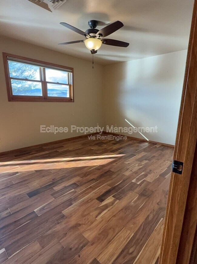 Building Photo - 2737 Sierra Vista Dr