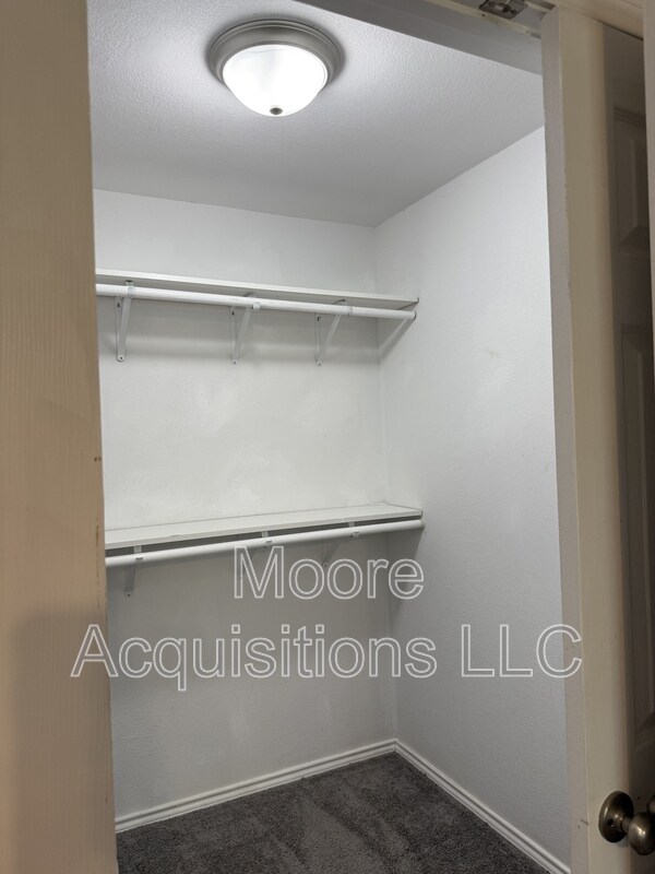 Building Photo - 3601 Oakwood Dr