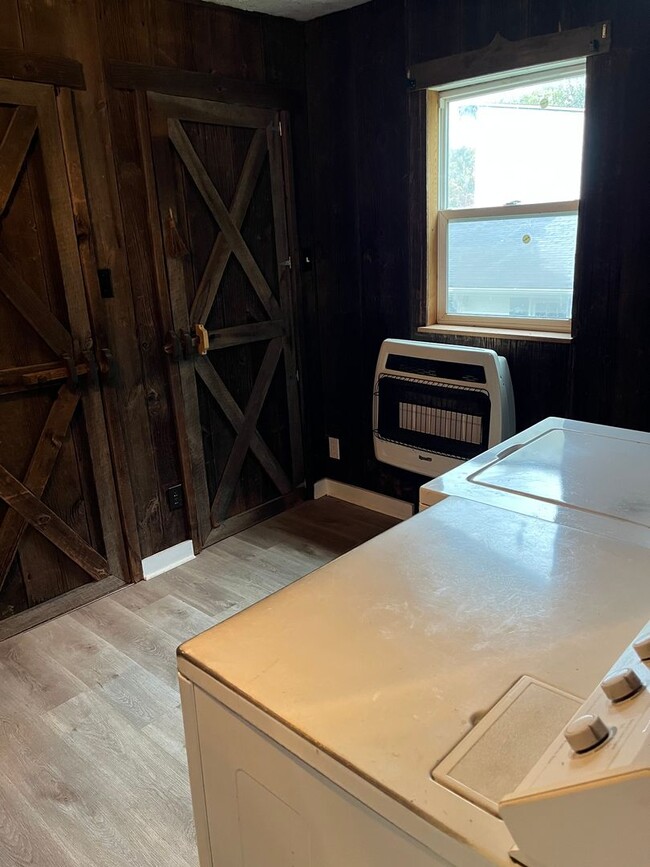 Building Photo - Two Bedroom Home on Austin Lake